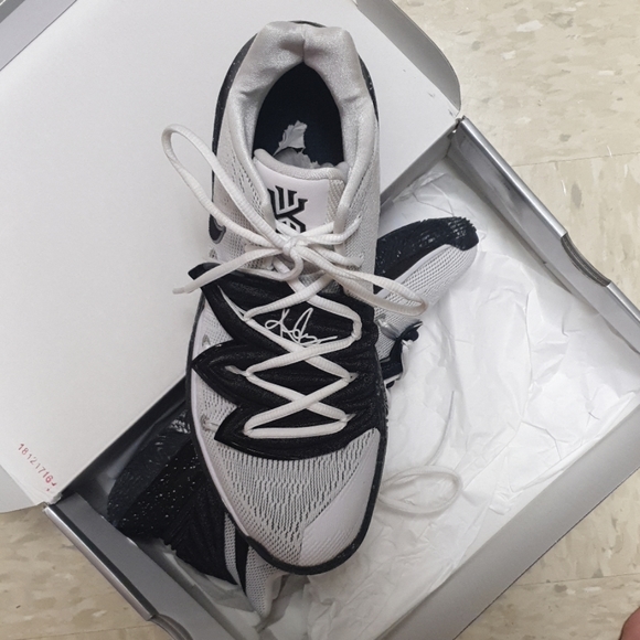 Nike Basketball Kyrie 5 Black/White US11 - Picture 5 of 6
